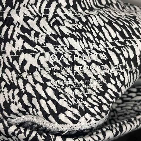 Athleta Ultimate Stash II Textured 7/8 Tight - Picture 6 of 13